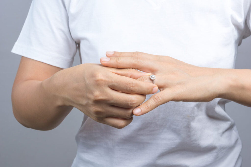 Cách Tháo Nhẫn Khi Bị Mắc Kẹt ngay tại nhà đơn giản nhất