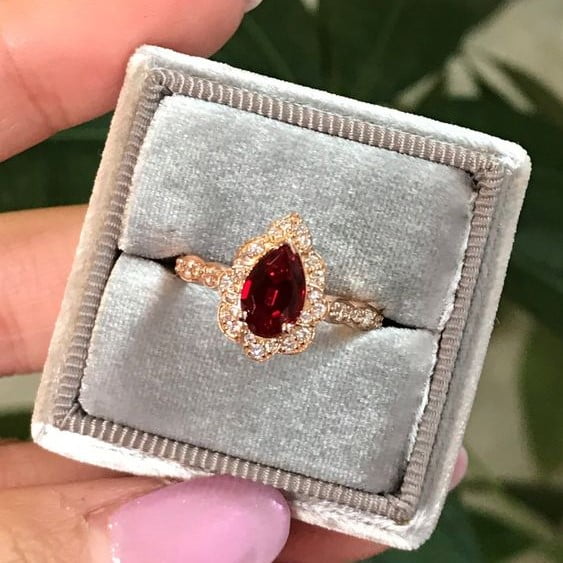 Nhẫn kim cương kết hợp với đá ruby