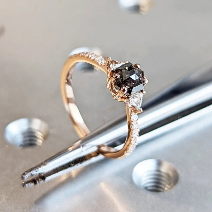 Black Diamond Engagement Rings [Nguồn ảnh Ekos play]