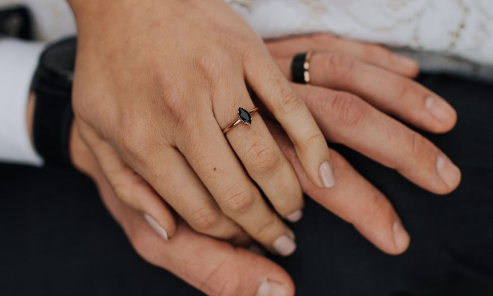 Nhẫn cưới kim cương đen hiện đại [nguồn ảnh: pinimg.com]